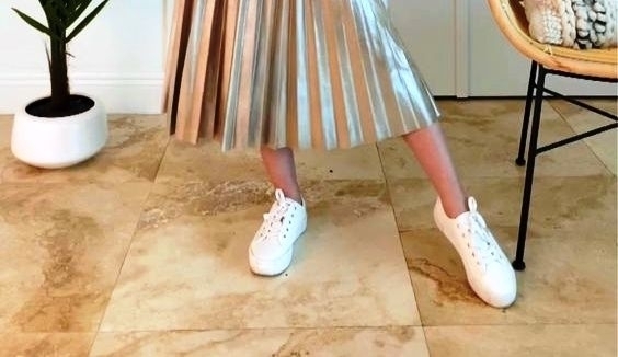 Як правильно поєднувати кросівки з сукнями