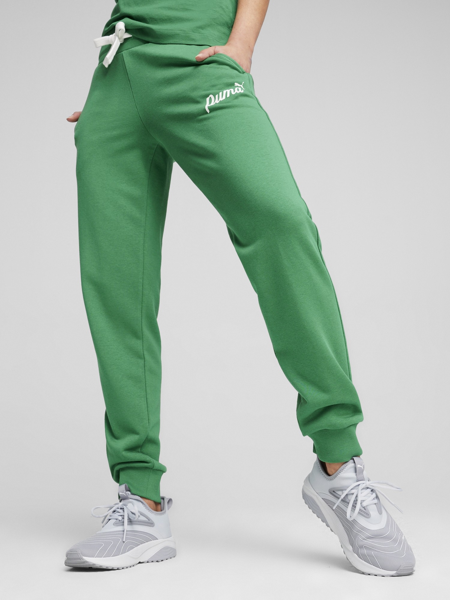 Брюки женские Puma ESS+ BLOSSOM Script Pants TR зеленые 67935086 изображение 2