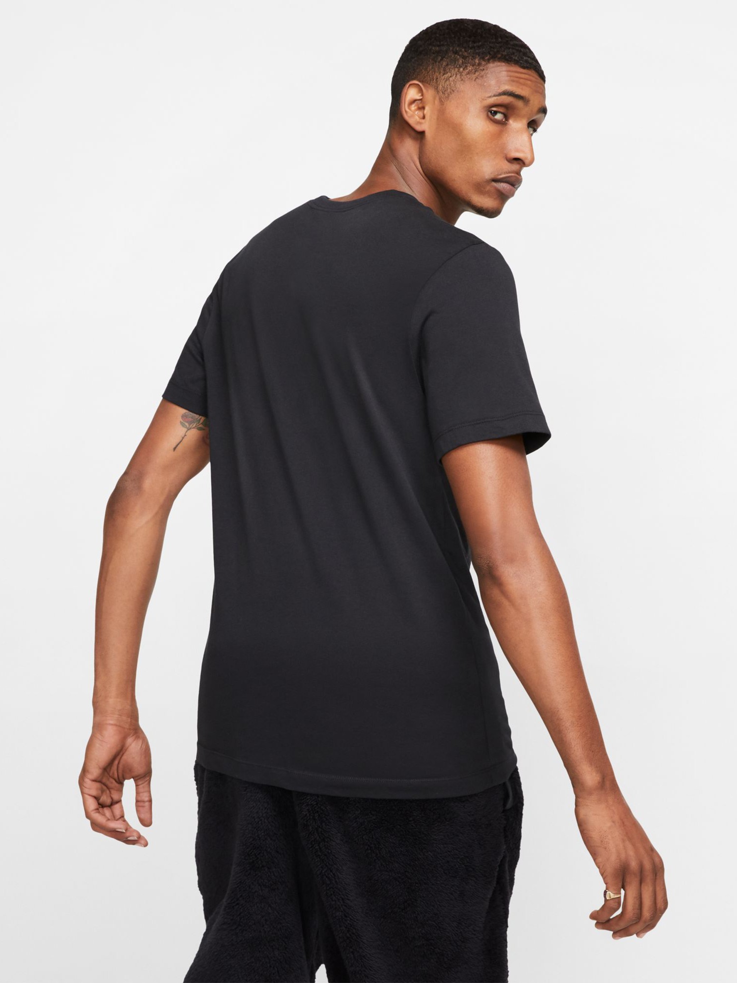 Футболка мужская Nike Sportswear Club черная AR4997-013 изображение 4