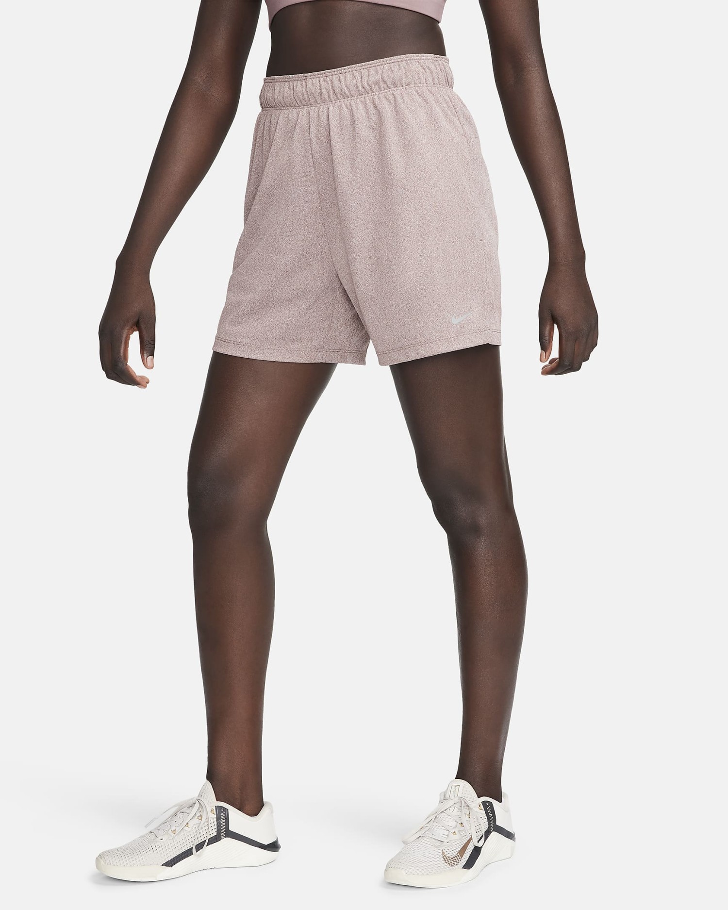 Шорты женские Nike W NK ATTACK DF MR 5IN SHORT коричневые DX6024-208 изображение 2