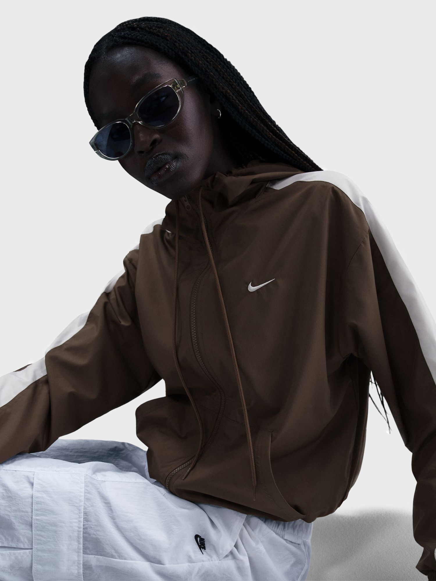 Толстовка женская Nike W NSW ESSNTL UV WVN JKT HD коричневая FV6298-004 изображение 5