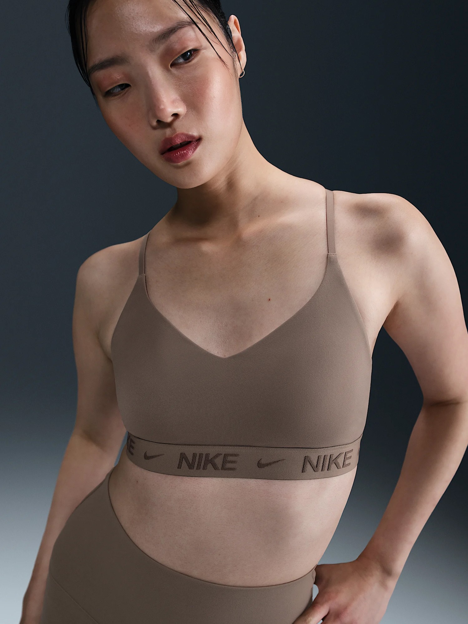 Бра женский Nike W NK DF INDY LGT SPT BRA коричневый FD1062-233 изображение 2